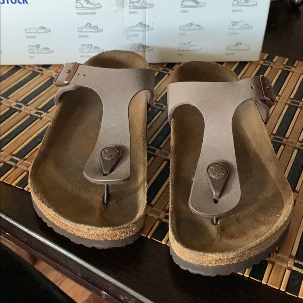 Birkenstock (Gizeh) mocca.